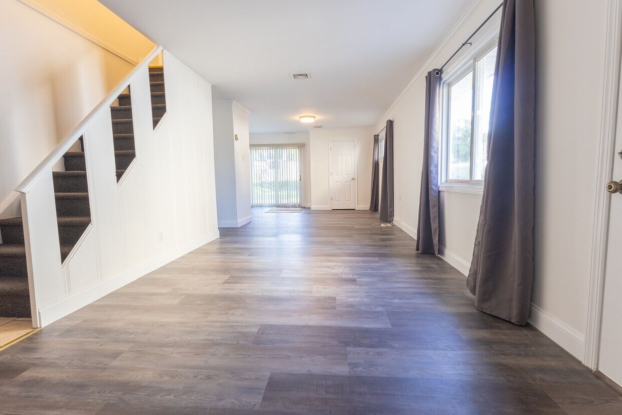Foto principal - Spacious 2 Bedroom, 1 Bathroom (Full House...