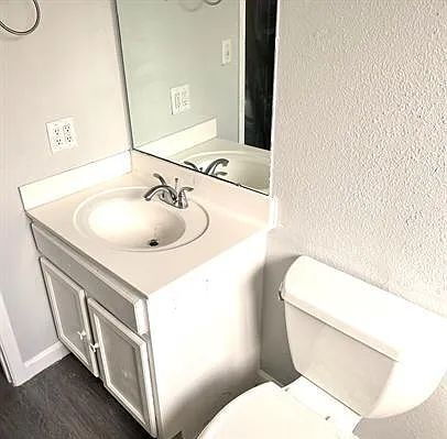 Foto del edificio - UPDATED 2 BEDROOMS WITH PRIVATE PATIO & CENTRAL AIR