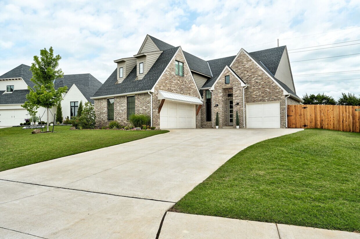 Primary Photo - SPACIOUS 4 Bed 3 Bath home in the Twin Bri...