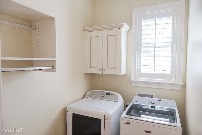 Foto del edificio - 2492 Christenbury Hall Ct NW