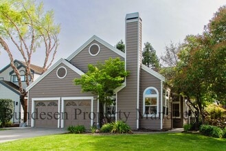Building Photo - 806 Wine Ct