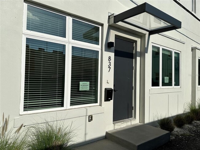 Building Photo - 837 Calla Terrace N
