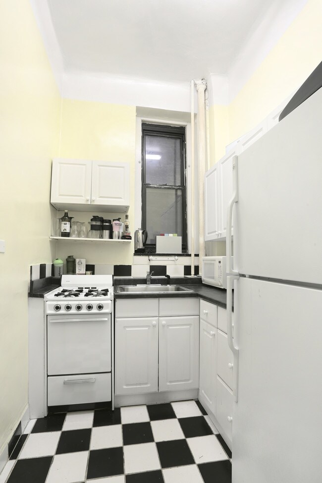 Foto del edificio - 205-54 HOUSE INC.
