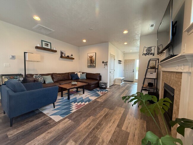 Foto del edificio - CHECK OUT THIS BEAUTIFUL HOME IN MAPLE MEA...