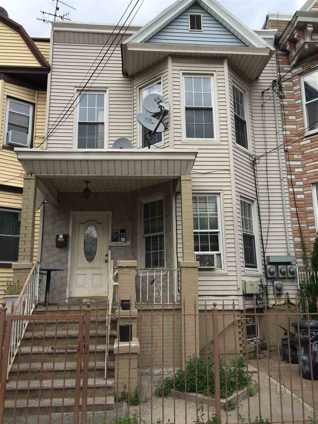 Primary Photo - 196 Duncan Ave