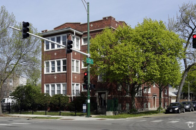 Building Photo - 5400 W Montrose Ave