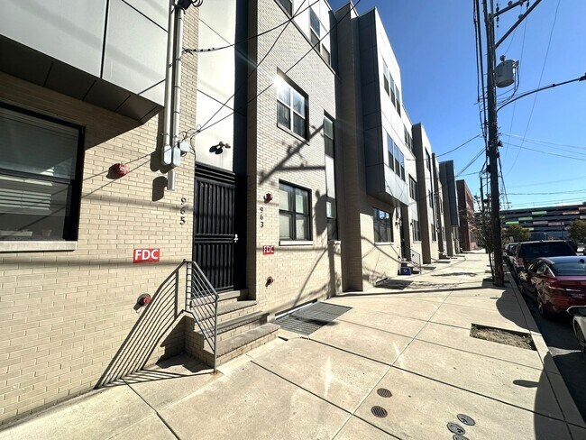 Foto del edificio - Stunning 2-Bed/2-Bath Condo with Private Rooftop Deck in Fishtown! Available NOW!