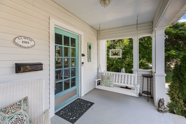 Building Photo - Exclusively Offered by Muse Realty Rentals...