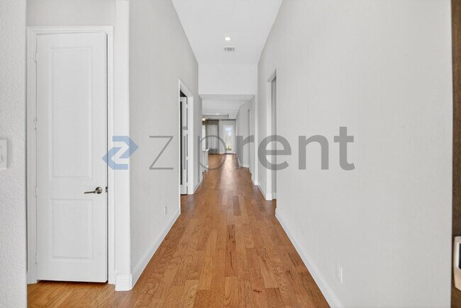 Foto del edificio - 4112 Dunlap Dr