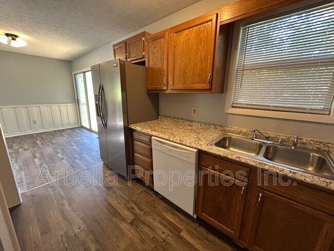 Foto del edificio - 347 New Summerville Rd