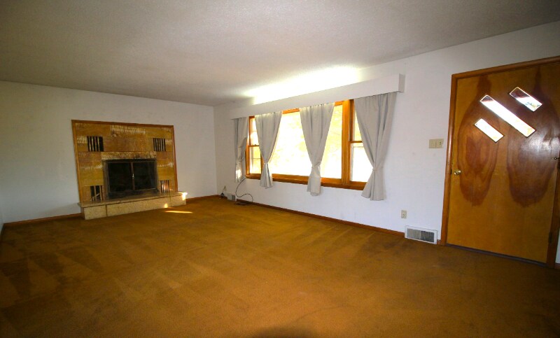 Primary Photo - 1 W College St