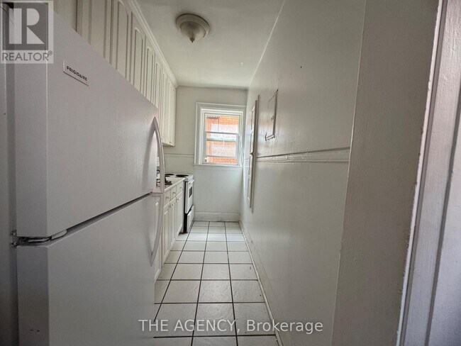 Photo du bâtiment - 846-850 Broadview Ave