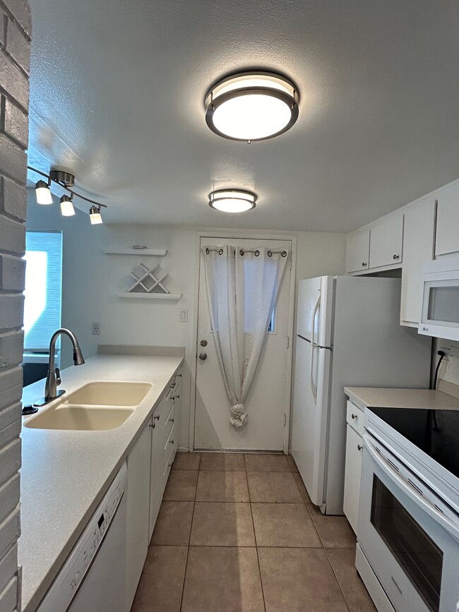 Building Photo - 5488 Roundtree Dr