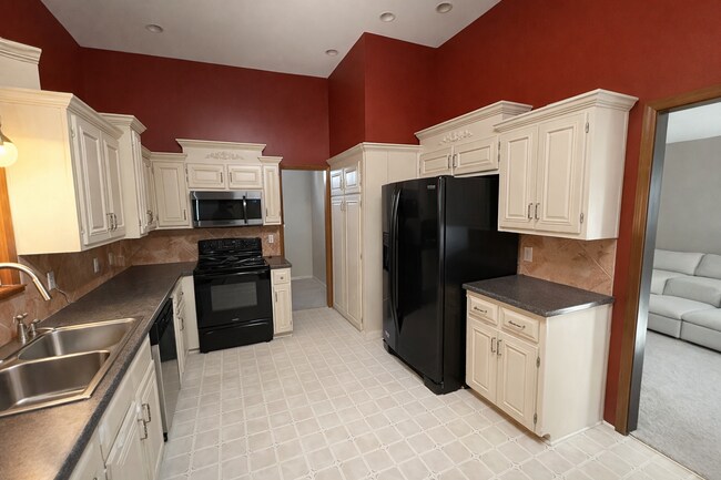 Foto del edificio - 4 Bed Lenexa Home w/ Finished Basement, Solar, 3 Car Garage and Fenced Yard!!