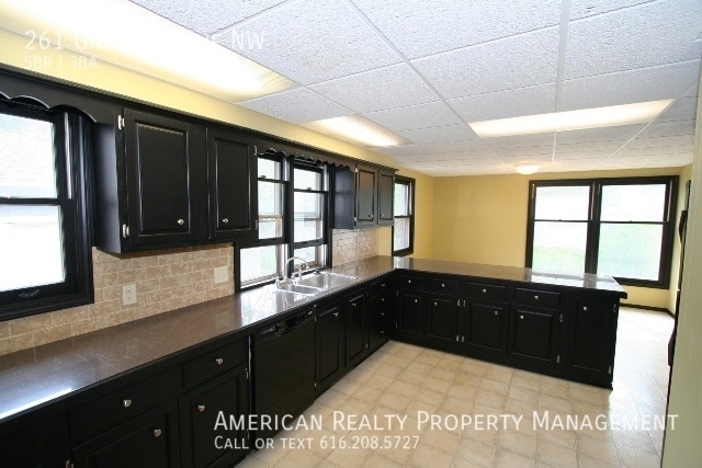 Foto del edificio - 261 Garfield Ave NW