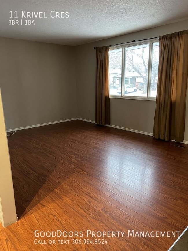 Building Photo - Fully Fenced in Yard 3 Bedroom Upstairs