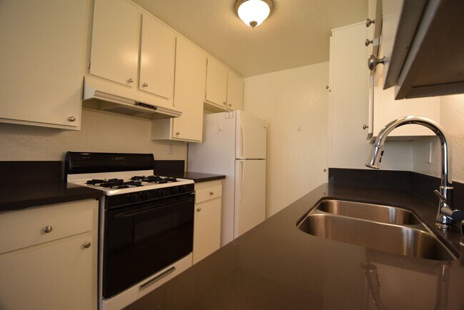 Building Photo - 24411 Newhall Ave