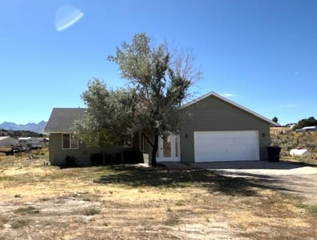 Building Photo - 3 bedroom house in Spring Creek with garage
