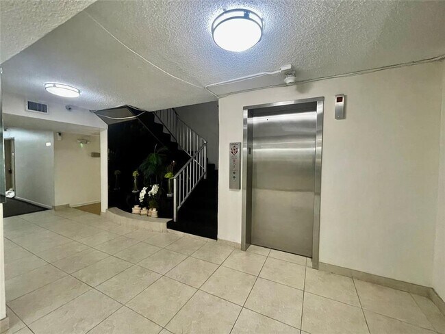 Foto del edificio - 6500 Cypress Rd