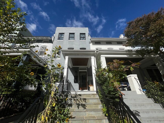 Foto del edificio - Stunning 3 BR/3 BA Townhome in Columbia He...