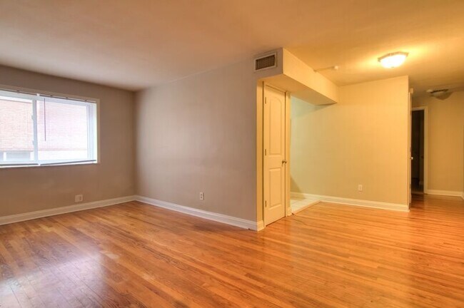 Foto del edificio - 3508 Russell Blvd