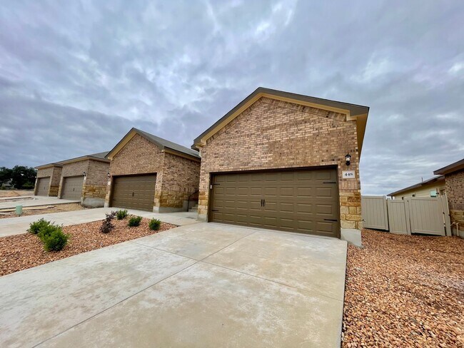 Building Photo - 448-450 Emma Dr