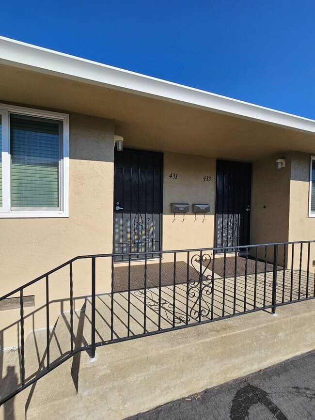 Building Photo - RETIREMENT COMMUNITY 2 Bed/1 Bath "SPECIAL...