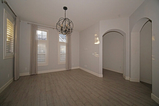 Foto del edificio - Newer 3 bed, 2.5 bath townhome in desirabl...