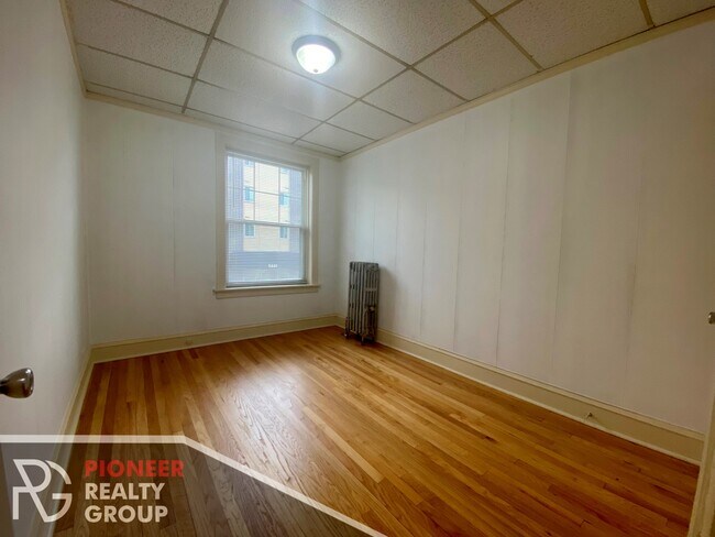 Building Photo - 1440 W Howard St