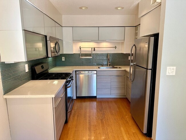 Building Photo - Convenient and Private Townhome
