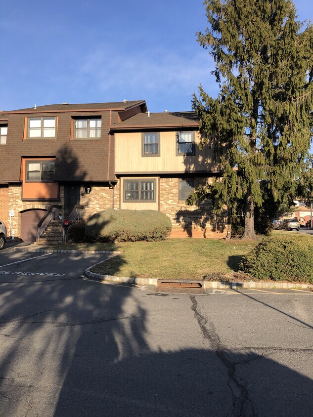 2002 Merrywood Dr, Edison, NJ 08817 Townhome Rentals in Edison NJ