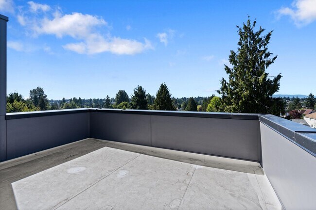 Foto del edificio - Beautiful Greenwood Townhome with Rooftop ...