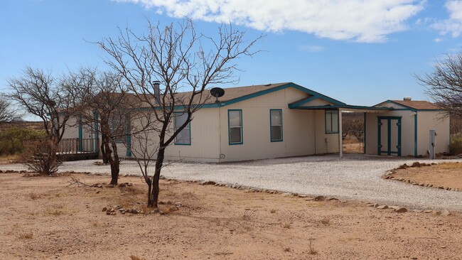 Building Photo - Country Home