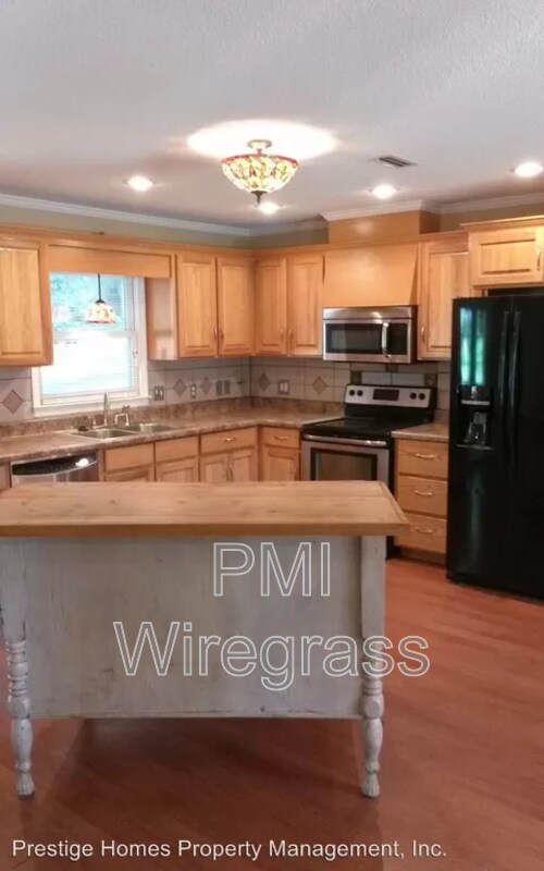 Building Photo - 204 Harwood Pl
