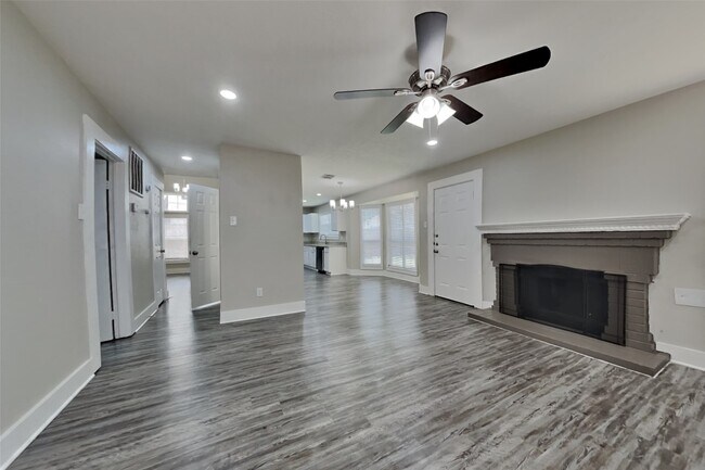 Building Photo - 3327 Colonel Ct Dr