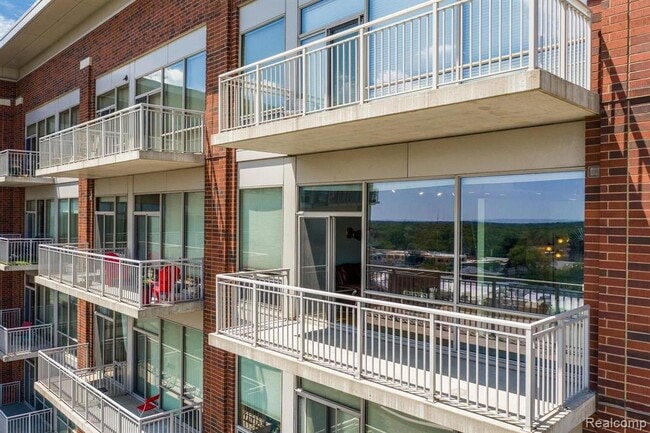 Building Photo - 350 N Main St