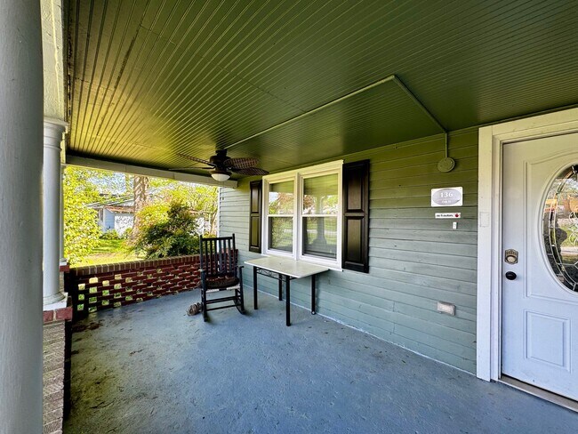 Building Photo - 136 Oak St