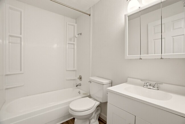 Baño - The Taylen Apartments