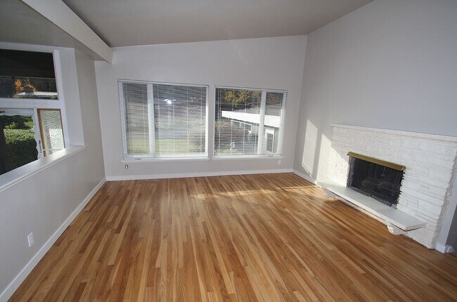 Building Photo - NICELY UPDATED 4 BEDROOM BELLEVUE HOME FOR...