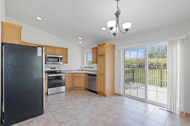 Building Photo - 150 Community Dr