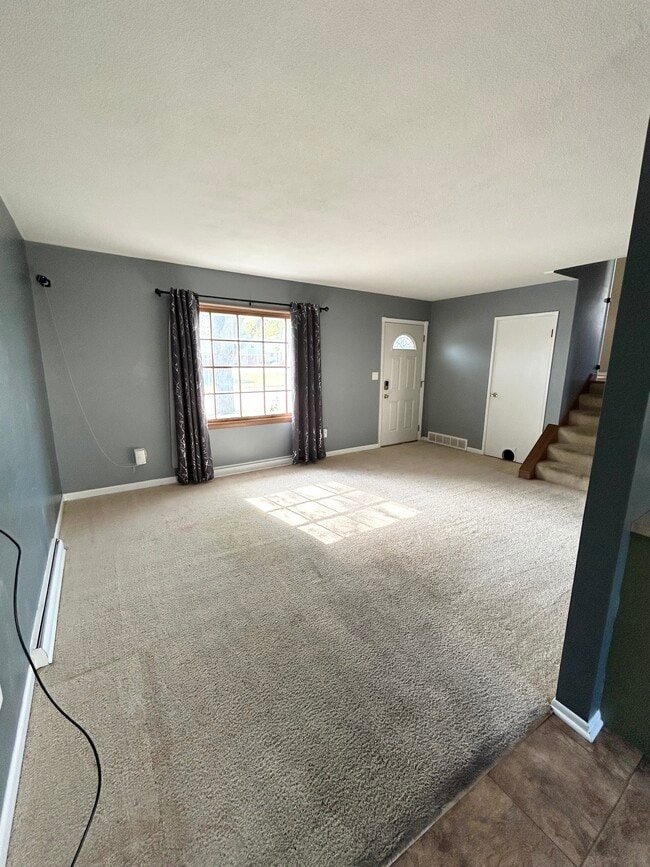 Building Photo - 908 Hillside Dr