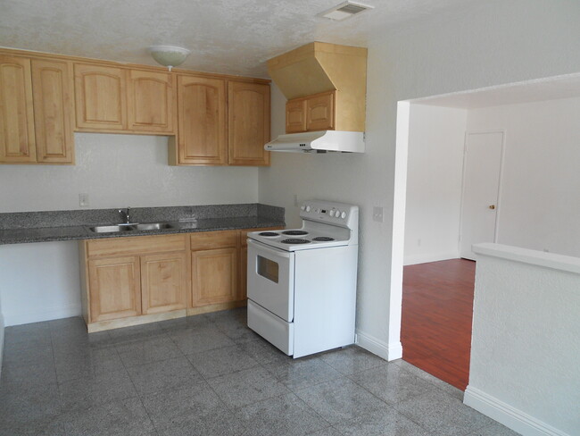 Building Photo - 3000 Canyon Crest Dr