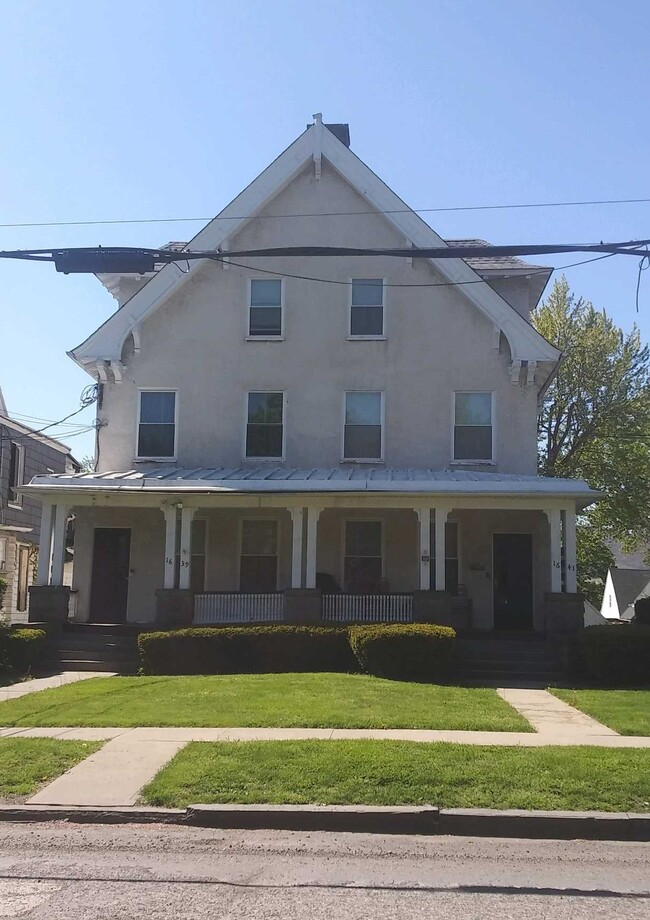 Building Photo - 1641 Sanderson Ave