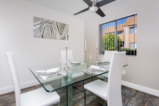 Building Photo - Villa del Sol
