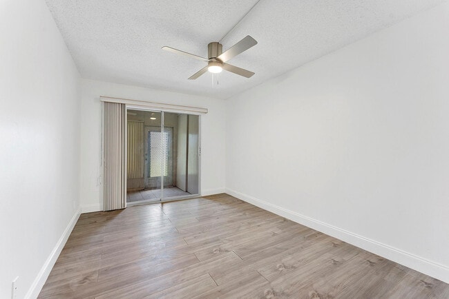 Building Photo - 1052 Hythe A