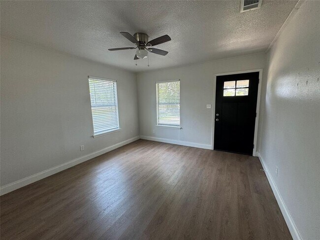 Foto del edificio - 1558 Lovers Ln