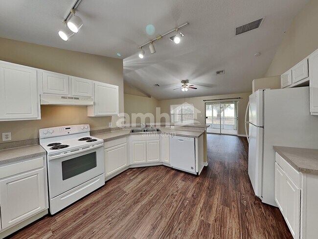 Foto del edificio - 1322 Lake Idamere Blvd