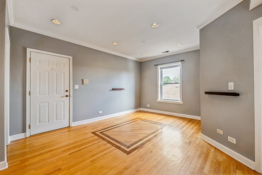 Building Photo - 1645 W Lunt Ave