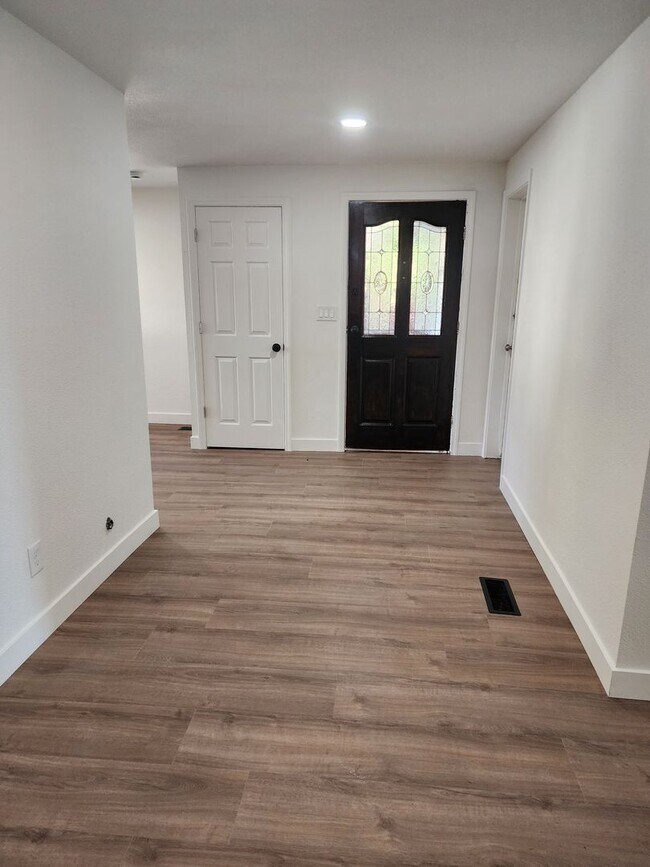 Building Photo - Newly updated home in Kennewick