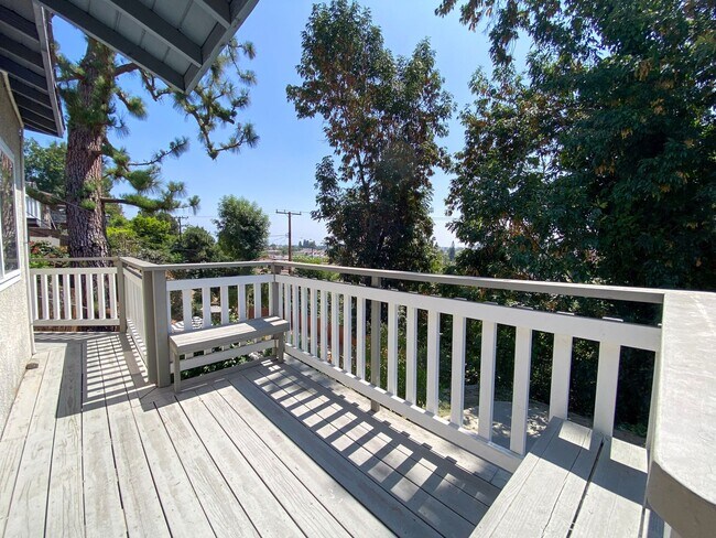 Foto del edificio - Spacious 3 Bed · 2 Bath Hillside Home — Mo...